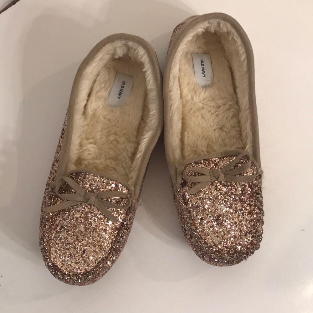Old Navy rose gold moccasin slippers. Size 8. Sherpa lined. Rubber soles. NWOT ✨